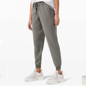 LULULEMON green on the fly jogger